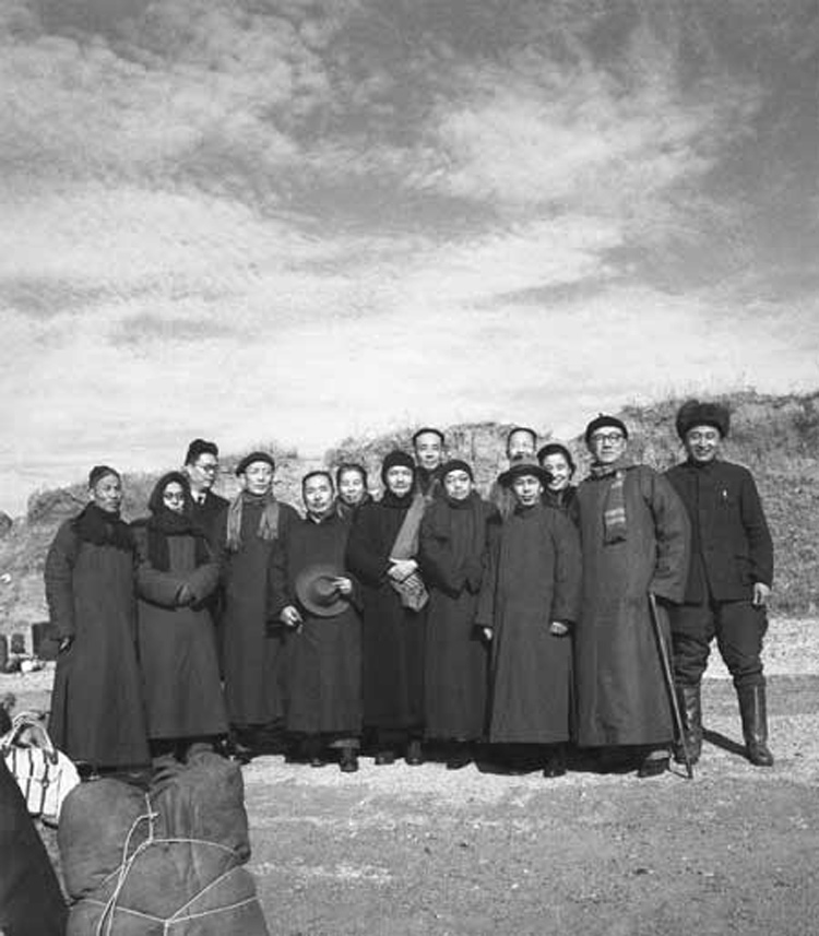 1948年12月參加新中國第一次政協會議的民主人士乘華中輪抵達東北解放區丹東。由左至右：1翦伯贊，2馬敘倫，后4郭沫若，后6許廣平。