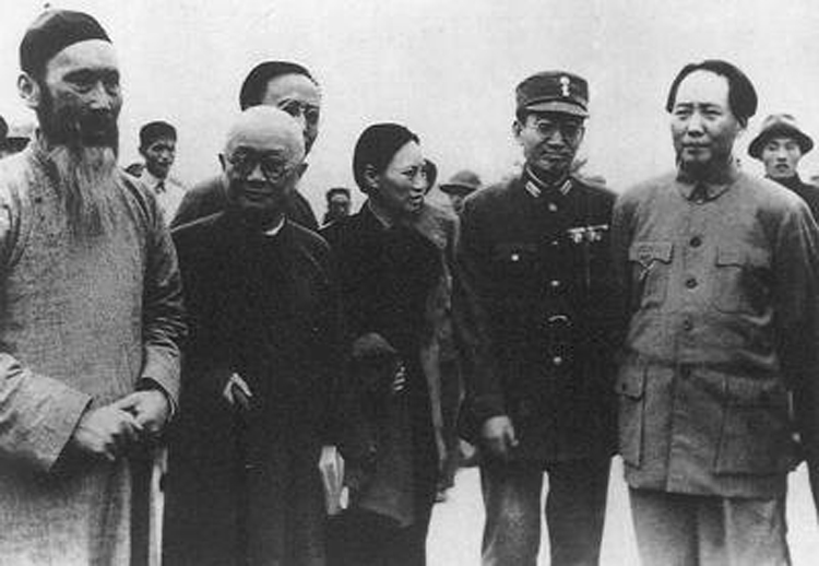 毛澤東與民主人士合影。圖為重慶談判期間，毛澤東抵達重慶九龍坡機場，張瀾、邵力子、郭沫若等前往歡迎。