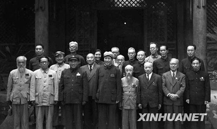 1949年7月5日，新政治協商會議籌備會常務委員在北平中南海合影。