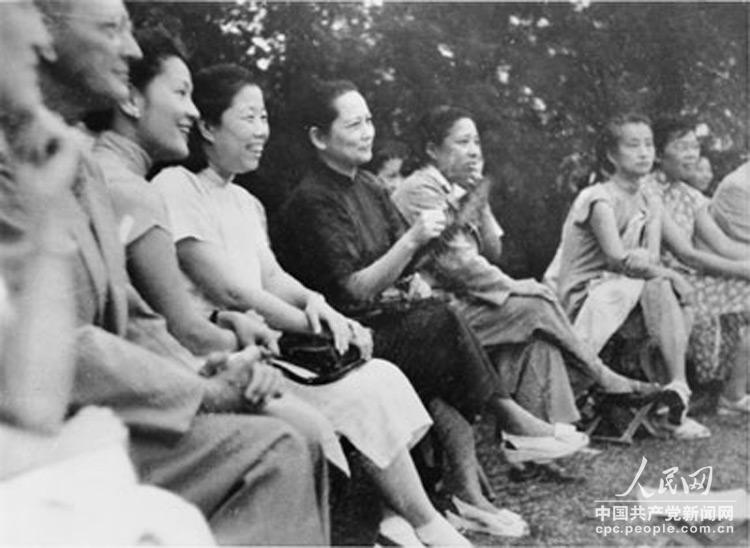 1949年6月，鄧穎超在上海和宋慶齡一同觀看兒童演出