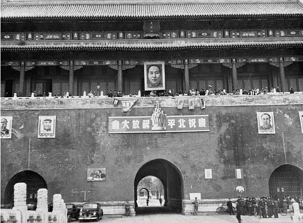 1949年2月12日，慶祝北平和平解放大會在天安門廣場舉行。這是大會主席台——天安門城樓