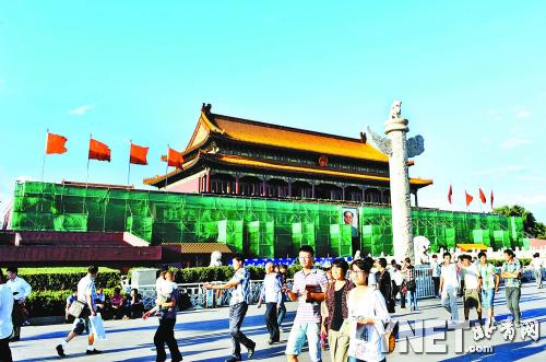 2012年，為迎接國慶節和黨的“十八大”的召開，天安門城樓開始進行“美容”。經過一年風吹日晒的紅牆將被重新粉刷。