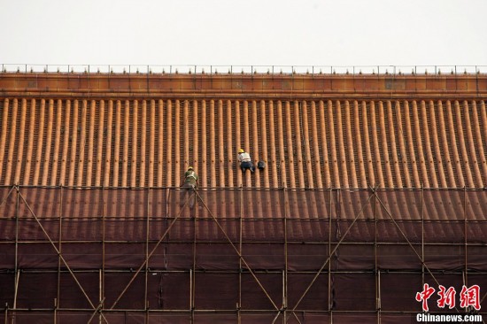 2013年5月13日，北京天安門城樓正在進行維護保養工作。