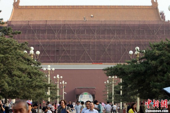 2013年5月13日，北京天安門城樓正在進行維護保養工作。