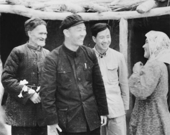 王恩茂同志看望和田維吾爾族農民庫爾班·吐魯木（左一）及其家人。