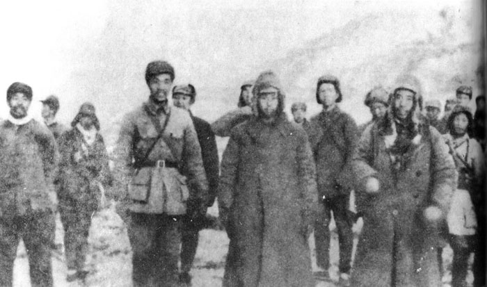 1944年12月27日，南下支隊在河南踏冰過黃河，向華南挺進。前排右起為：王震、王首道、王恩茂。