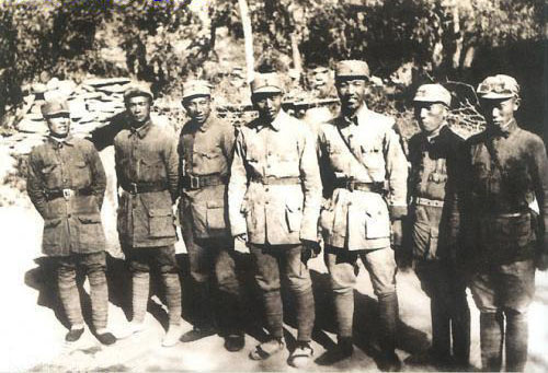 1941年，王恩茂（右3）與王震（右4）在南泥灣
