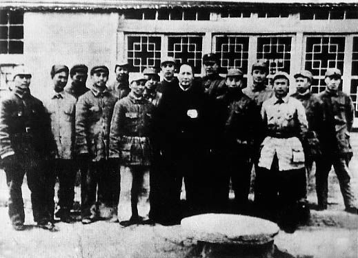 1942年，毛澤東延安接見三五九旅干部王震（前排右2）、王恩茂（前排左2）等。