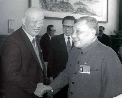 1988年，鄧小平會見王恩茂。