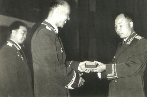 1959年7月，蕭華上將代表毛主席為王恩茂（左2）與李銓（左1）授勛