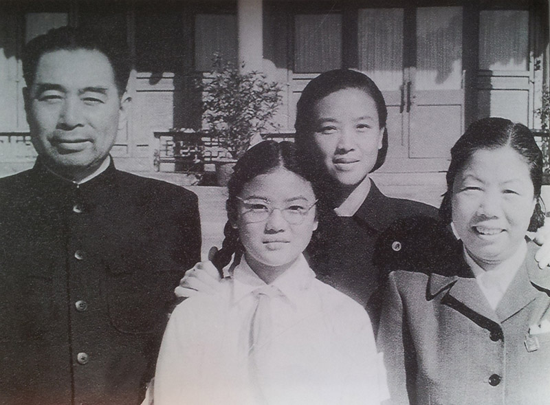 邓颖超同志和陆璀及其女儿陆兰