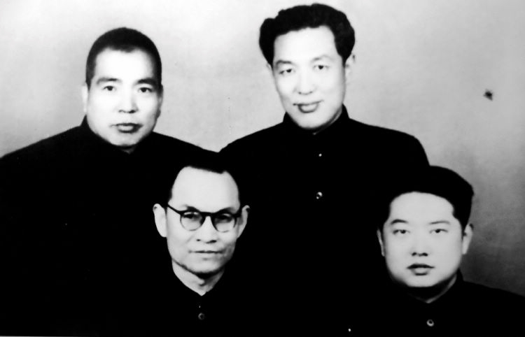 圖為《人民日報》20世紀50年代的工作人員（左起）袁勃、張磐石、李庄、安崗。人民網蔣建華翻拍於《人民日報》報史展。