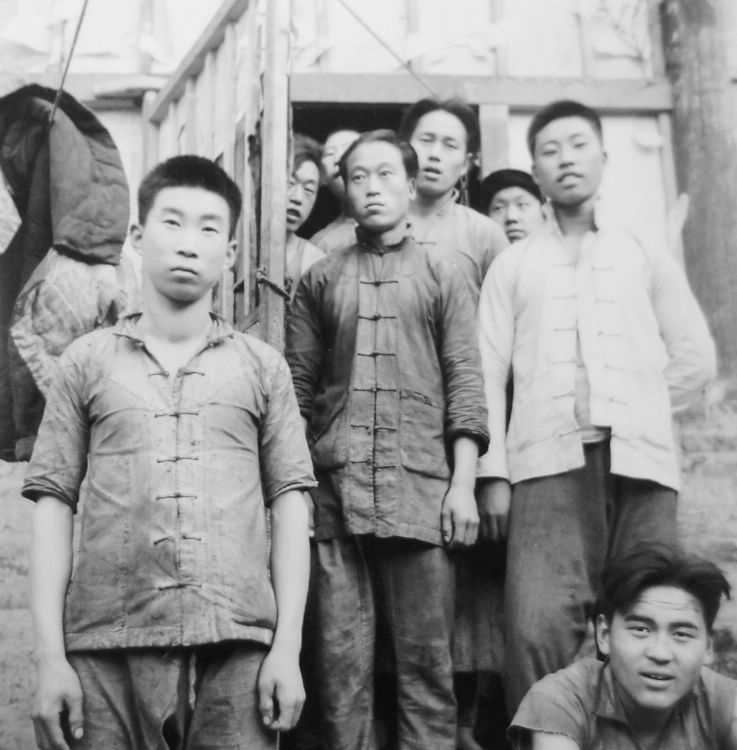 圖為《人民日報》印刷工人，中間穿深色大褂的是曹德貴。人民網蔣建華翻拍於《人民日報》報史展。