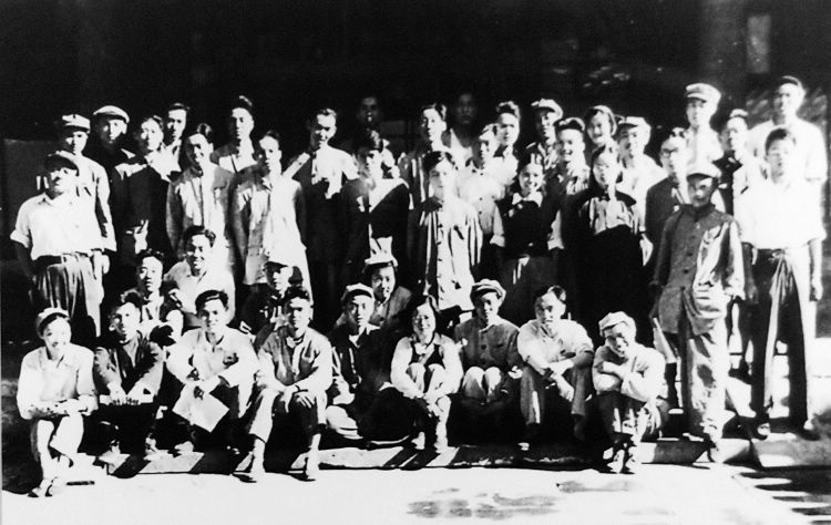 圖為1949年夏，《人民日報》記者部合影。這是一張包括了大部分當時《人民日報》外勤記者的珍貴合影。人民網蔣建華翻拍於《人民日報》報史展。