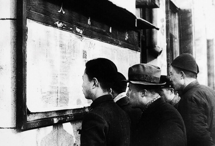 圖為1949年，在王府井大街的閱報欄前，市民在閱讀新出版的《人民日報》。人民網蔣建華翻拍於《人民日報》報史展。