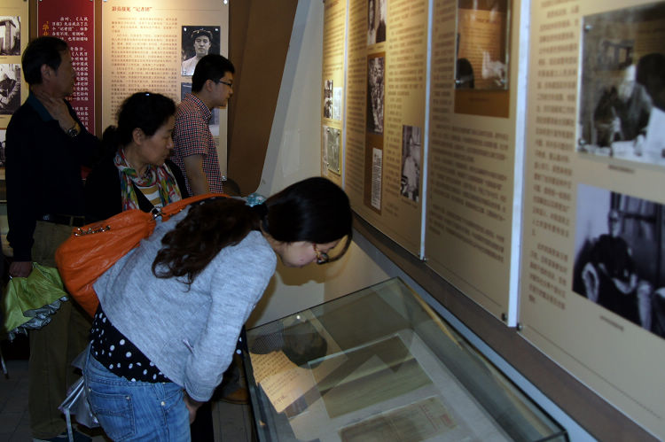 圖為參觀《人民日報》報史展的參觀者在認真地觀看展覽。人民網蔣建華拍攝。