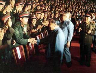 1987年，鄧小平等會見解放軍英雄模范全體代表。