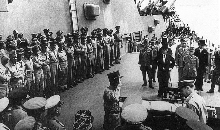 圖為1945年9月2日，日本向盟軍投降儀式在東京灣密蘇裡號軍艦上舉行。