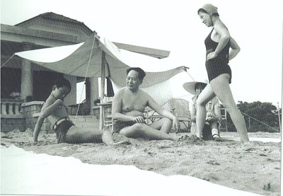 1954年毛泽东和女儿李纳、李敏、侄子毛远新在北戴河浴场。