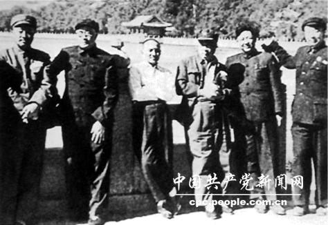 1949年秋，賀龍 、劉伯承 、鄧小平、陳毅、習仲勛、王維舟（自左至右）在北京頤和園合影。