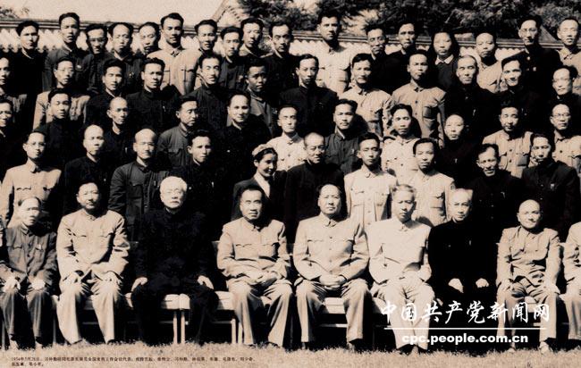 1954年5月28日，習仲勛陪同毛澤東接見全國宣傳工作會議代表。前排左起：徐特立、習仲勛、林伯渠、朱德、毛澤東、劉少奇、吳玉章、鄧小平。