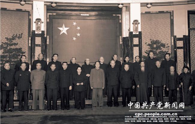 1953年1月，習仲勛被任命為中華人民共和國憲法起草委員會委員。1954年3月23日，憲法起草委員會第一次會議在北京舉行。圖為委員們合影，前排左起：黃炎培、郭沫若、彭德懷、陳雲、周恩來、宋慶齡、毛澤東、劉少奇、李濟深、張瀾、董必武、沈鈞儒、何香凝，后排右一為習仲勛。