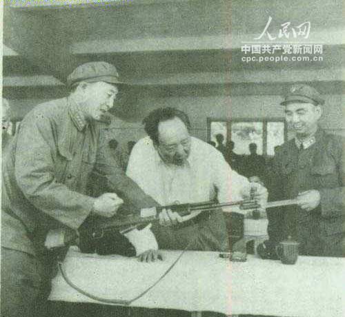 1964年，楊勇與羅瑞卿大將陪同毛澤東主席觀看北京、濟南部隊大比武匯報表演。