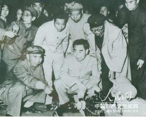 1964年楊勇陪同周恩來、彭真、賀龍、羅瑞卿等觀看戰士夜間射擊。