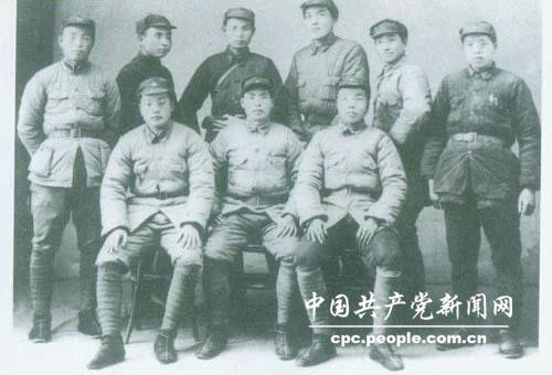 1936年春，楊得志（前排左二）、蕭華（左三），胡炳雲（后排左一）、楊勇（左二）、熊伯濤（左四）、陳賡（左五）在陝北。