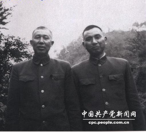 1953年8月，司令員楊勇（右）和政委王平與在朝鮮東線。