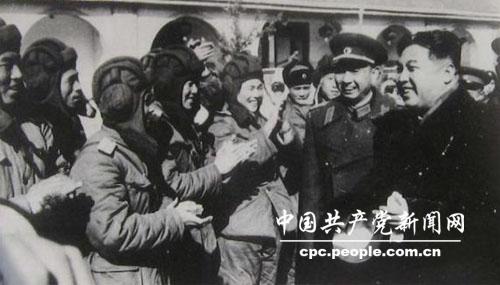 1955年，志願軍司令員楊勇陪同金日成首相看望我志願軍坦克兵。