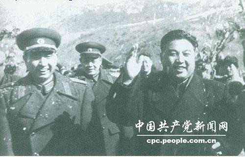 1958年10月25日，楊勇陪金日成向志願軍告別。