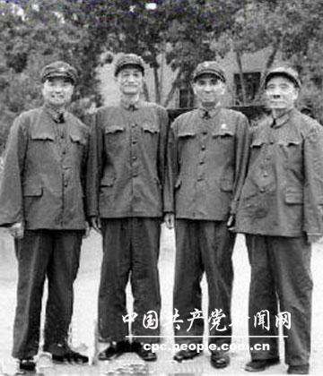 1972年秋，蕭克（左起）、王諍、楊勇、李達在一起。