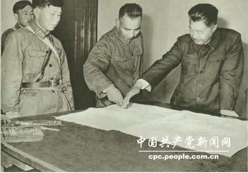 1964年，楊勇司令員陪同賀龍視察北京軍區某部參謀作業。