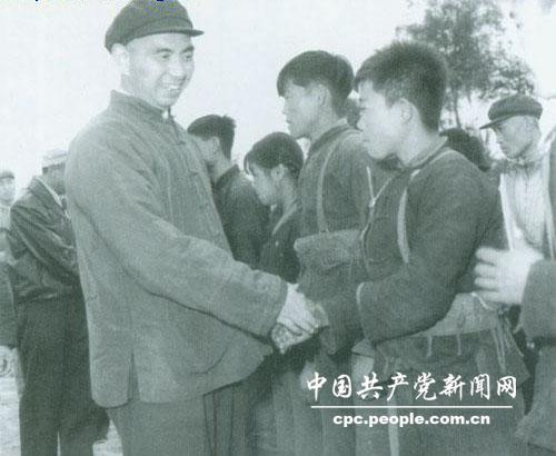 1961年，北京軍區司令員楊勇接見民兵代表。