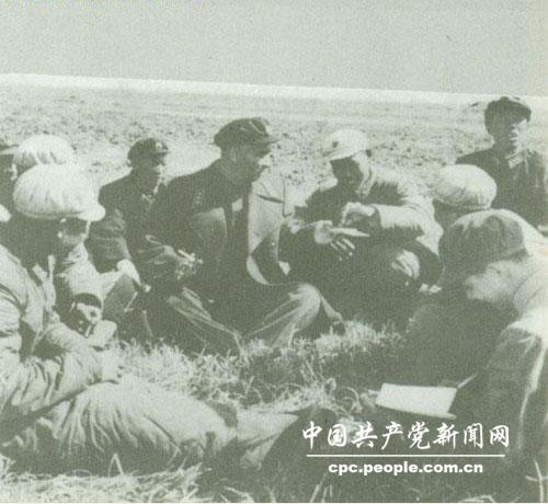 1962年，楊勇在基層與戰士們在一起。
