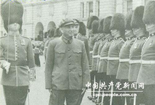 1979年，副總參謀長楊勇率中國軍事代表團訪問英國在卞海倫元帥陪同下檢閱皇家儀仗隊。