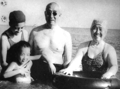 1983年8月，徐向前與家人在北戴河海濱浴場。