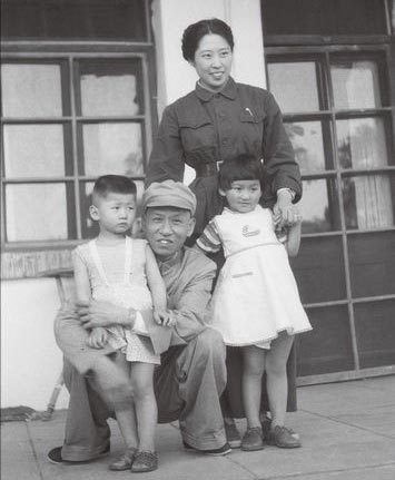 1949年，在北京香山駐地（孩子為劉少奇前妻留下的濤濤和丁丁）。隨著將近兩年中與劉少奇的接觸，她更加了解了劉少奇兢兢業業、埋頭實干的精神。