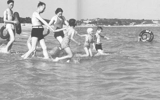 1954年：劉少奇、王光美和家人在北戴河海濱游泳。