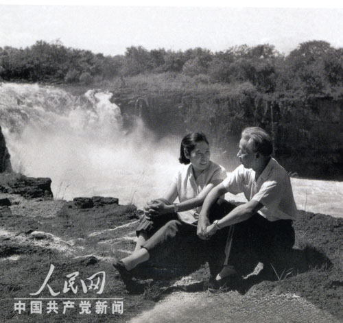 1961年7月，到東北林區考察期間和王光美在鏡泊湖瀑布前小憩。