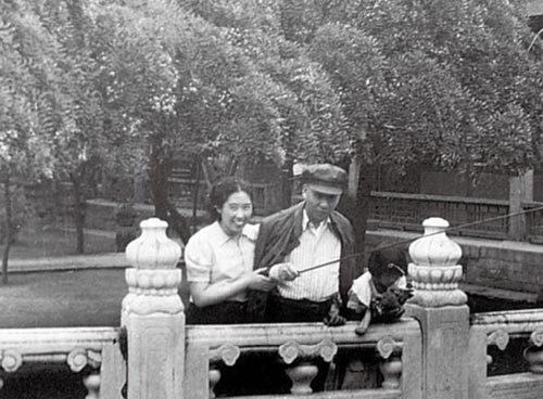 劉少奇患病期間，王光美精心呵護，在陪他散步后一起釣魚時，工作人員拍下了這張照片。