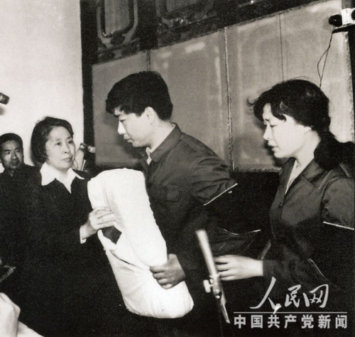 王光美和子女手捧劉少奇在開封的唯一遺物——海綿枕，思緒萬千。