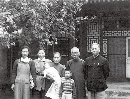 在父母家的院子裡。王光美和劉少奇的第一個孩子平平出生后，董潔如擔負起了照顧外孫女的事。（左起：光和、光美、母親、父親、少奇，嬰兒為平平）