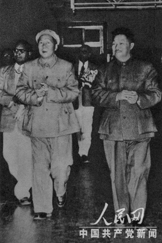 1955年10月28日，毛澤東、賀龍步入剛剛落成的北京體育館，觀看中國排球隊與來訪的印度排球隊的友誼比賽