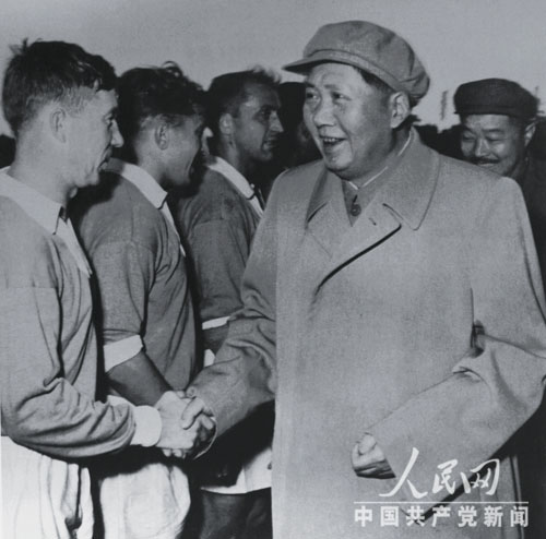 1955年10月30日，毛澤東、賀龍在觀看中國同蘇聯列寧格勒澤尼特足球隊的比賽后到運動場上接見運動員