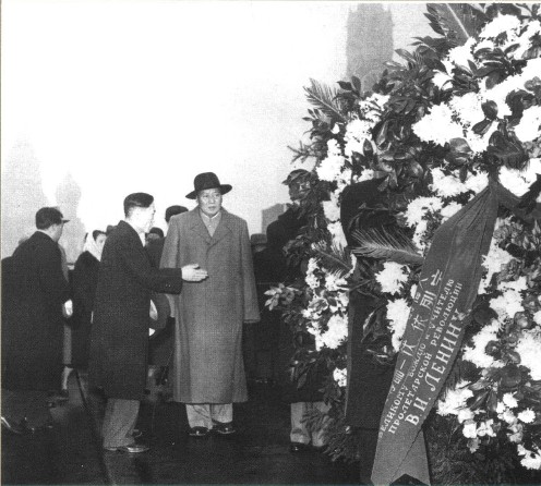 1957年11月5日，毛澤東率中國黨政代表團前往莫斯科紅場拜謁列寧、斯大林墓