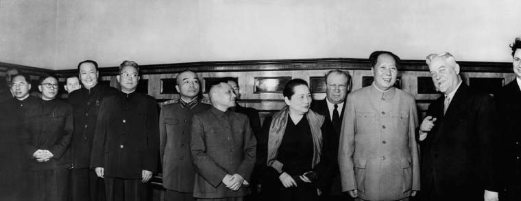 1957年11月，中共中央主席、國家主席毛澤東赴蘇聯參加十月革命40周年慶典，並出席社會主義國家共產黨和工人黨代表會議及64國共產黨和工人黨代表會議，分別簽署了《莫斯科宣言》和《和平宣言》。毛澤東拜會蘇聯部長會議主席布爾加寧(右一)。
