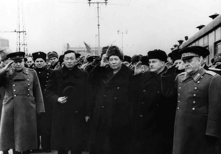 1949年12月16日，中共中央主席、中華人民共和國中央人民政府主席毛澤東訪問蘇聯，在抵達莫斯科車站時，毛澤東受到蘇聯黨政領導人布爾加寧（右一）、莫洛托夫（右二）等的熱烈歡迎。