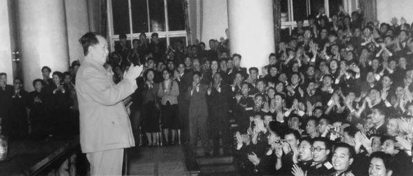 1957年，毛澤東在莫斯科大學對留蘇學生演講。